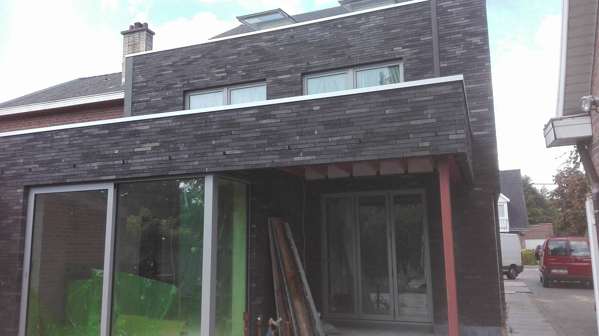 achtergevel met stalen constructie tijdens verbouwing van huis tot moderne woning
